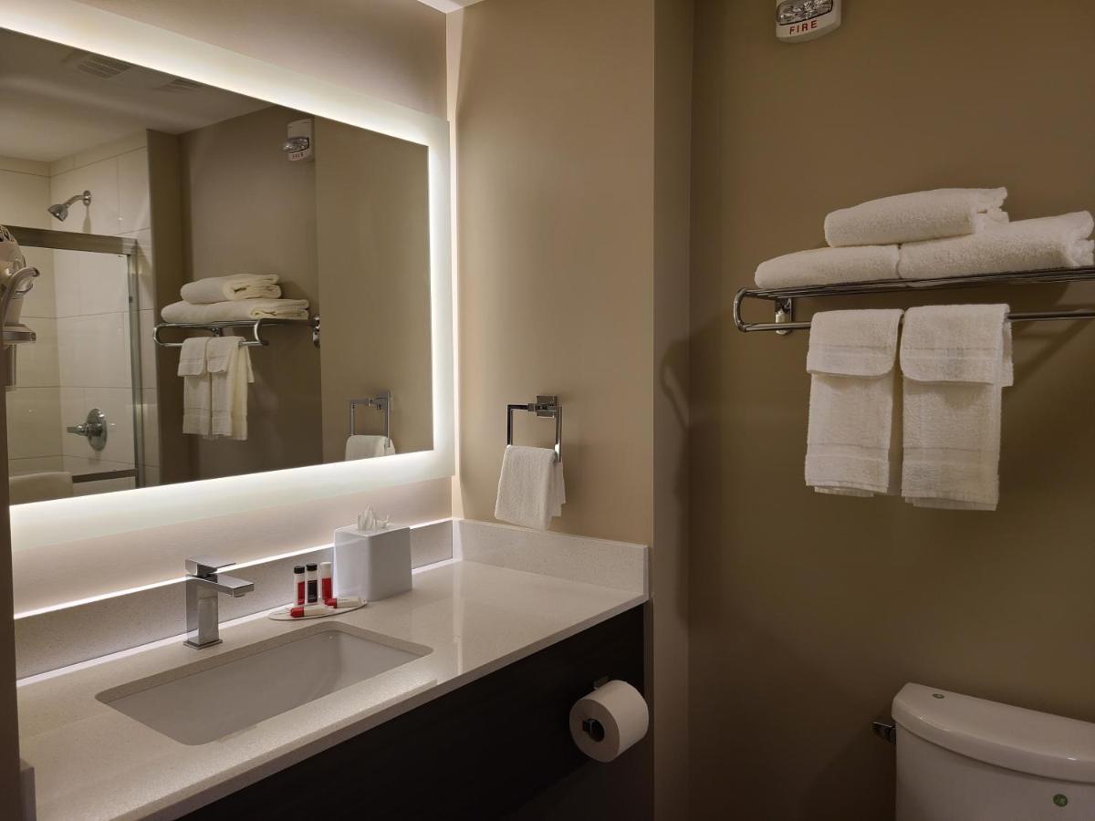 Hotel Super 8 By Wyndham Thompson Exteriér fotografie